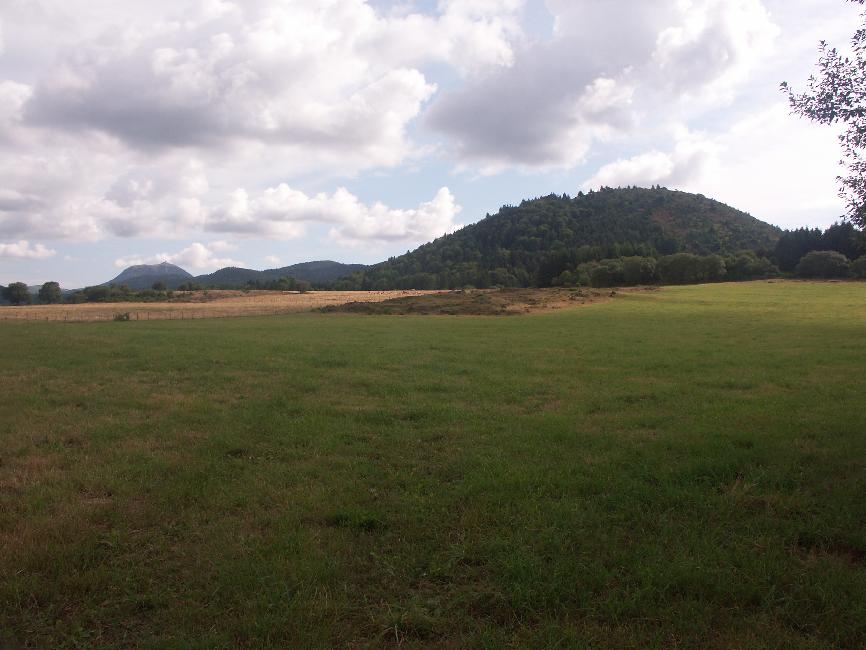 Au départ de Recoleine ; au fond, le Puy de Dôme