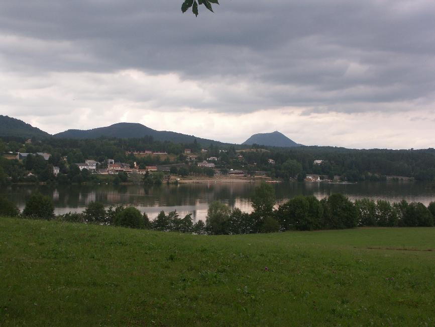 Le lac d'Aydat et le puy de Dôme
