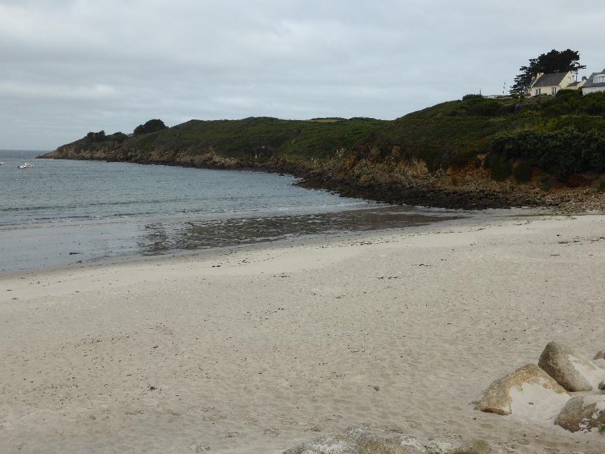 La plage d'Illien, encadrée par les falaises