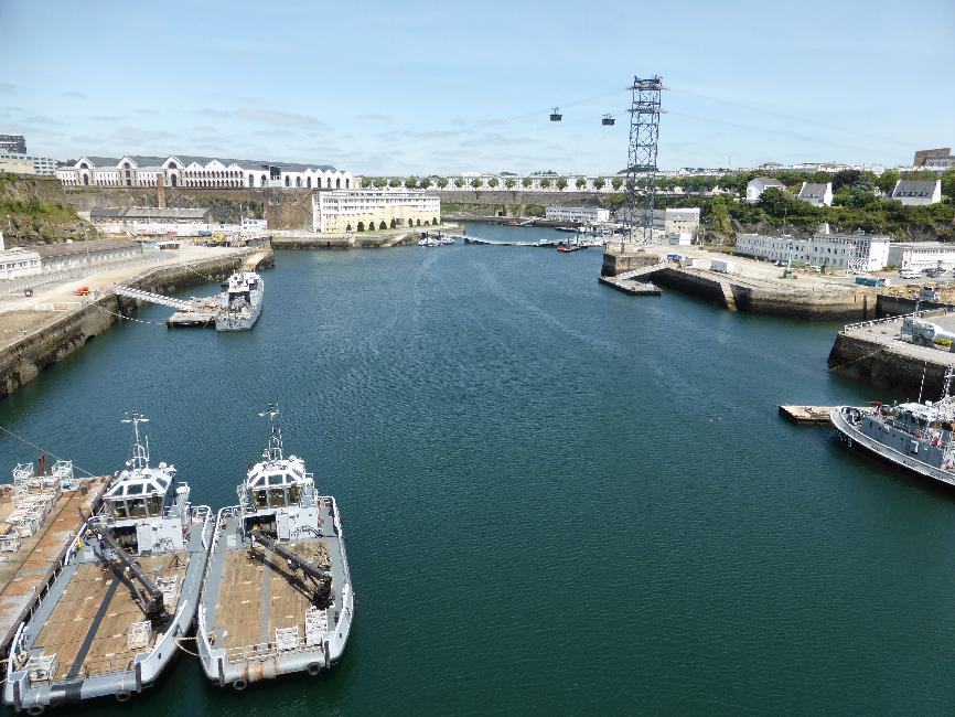 La Penfeld, depuis le pont de Recouvrance ; téléphériques permettant de traverser le fleuve