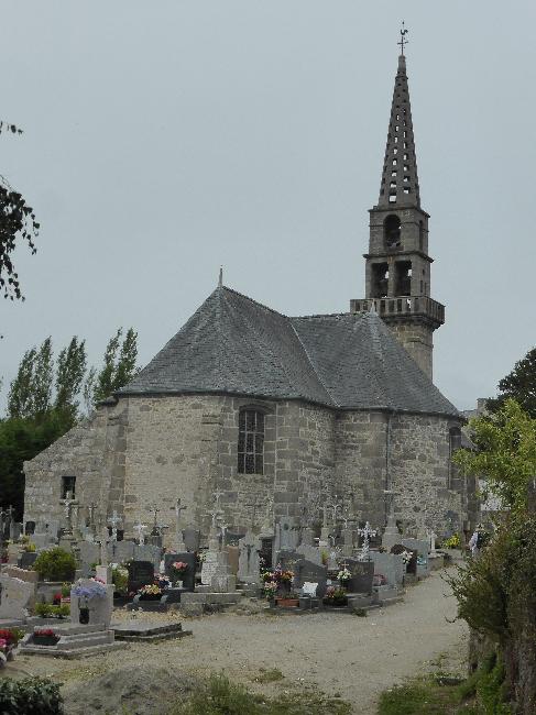 Le clocher en granite de l'église de Lanildut est creusé pour limiter la prise au vent