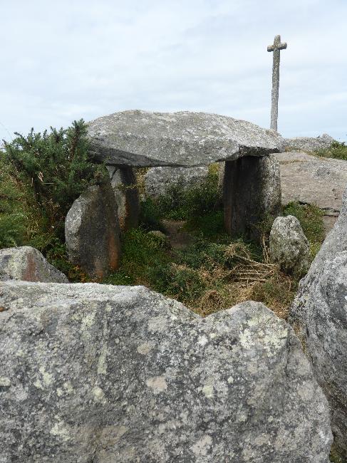 Dolment et crois sur le site archéologique de la pointe de Guilligui