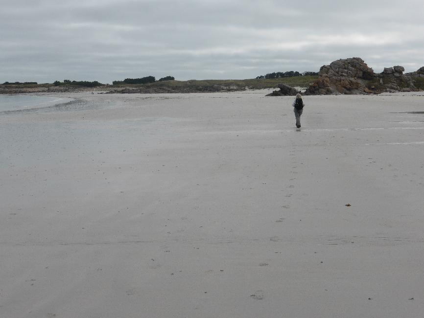 Sur la plage de Portsall, devant le Roc'h ar Sarpont