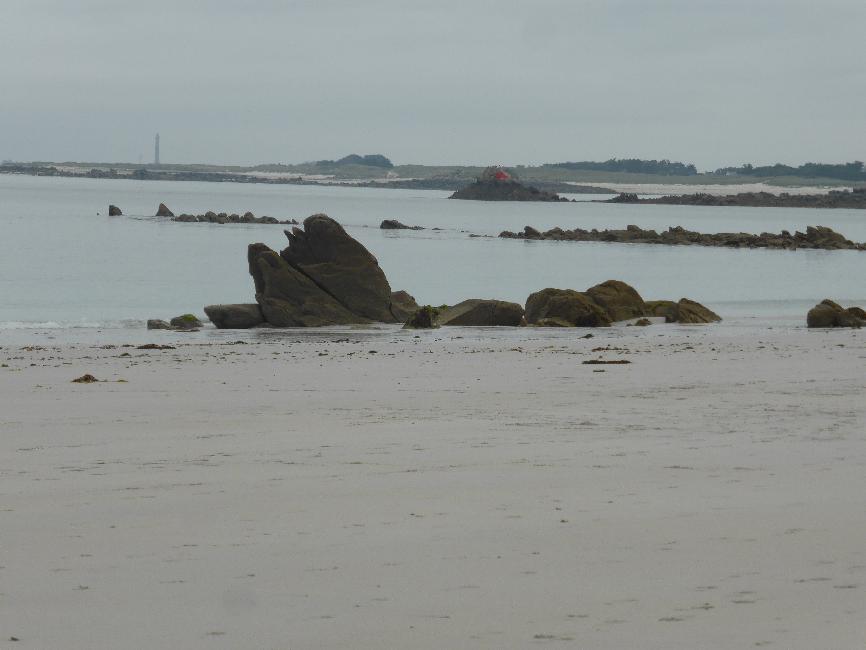 Plage de Ploudalmezeau ; vue sur le phare de l'île vierge