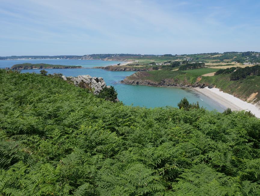 Pointe du Guern ; plage du Poul ; au fond, l'île de l'Aber