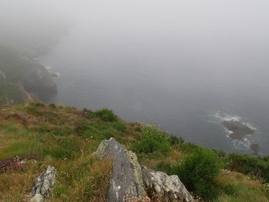 Le brouillard commence à se dissiper, entre le fort et la pointe des Espagnols