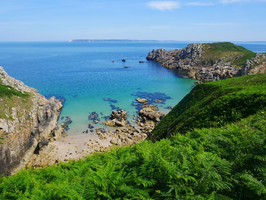 La pointe de Beuzec ; au loin, le cap de la Chèvre