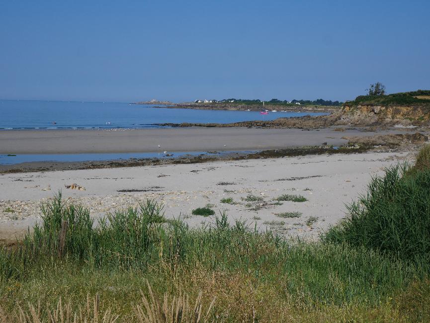 Départ de la balade, plage Dourveil ; au fond, la pointe de Trévignon