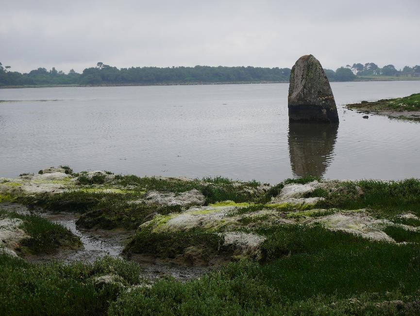 Estuaire de la rivière de Pont Labbé ; le menhir mouillé