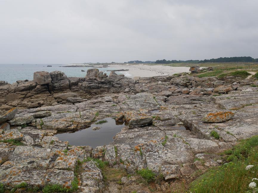 Lesconil ; rocher Goudoul ; vue vers la plage de Kersauz