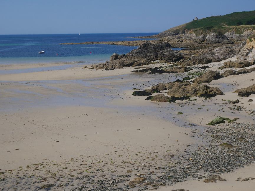 Anse du Loch ; au fond, la pointe du Mouton