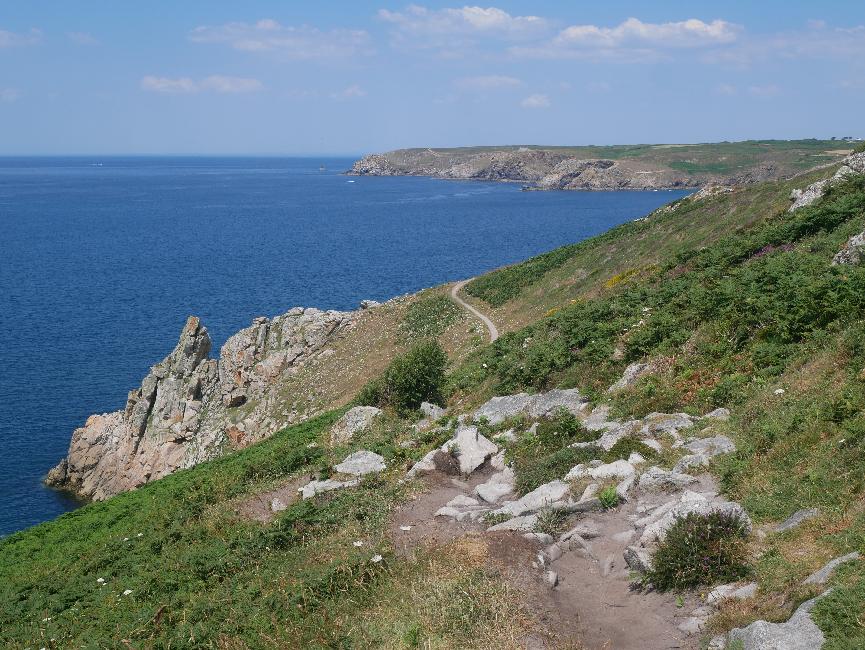 Entre la pointe du Raz et la pointe du Van (au fond)
