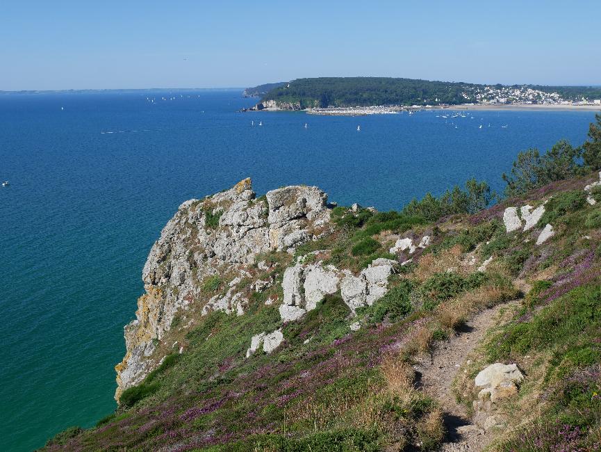 Pointe du menhir ; au fond, 