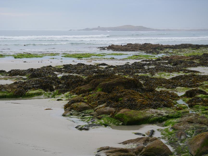 Plage de Porzh Karn ; au fond, la pointe de la Torche