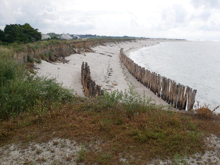 Derrière les dunes à Treffiagat ; le cordon dunaire est vraiment étroit !