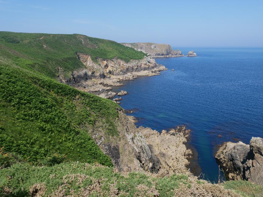 Entre Kastel Meur et la pointe de Brézellec ; vue vers Kastel Meur