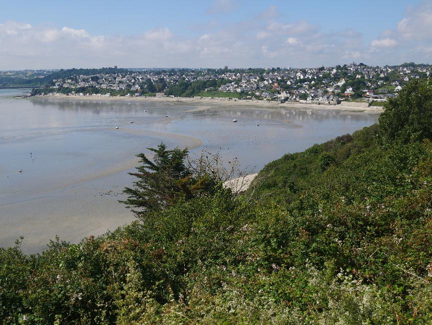 Pointe du Roselier ; vue sur Saint Laurent de la Mer.