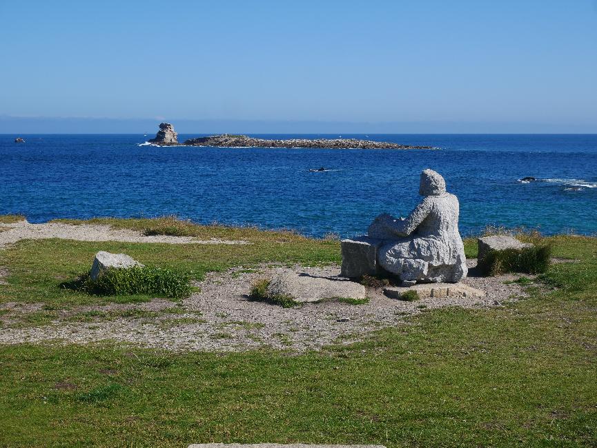 L'île Grande ; statue à la mémoire des tailleurs de granite