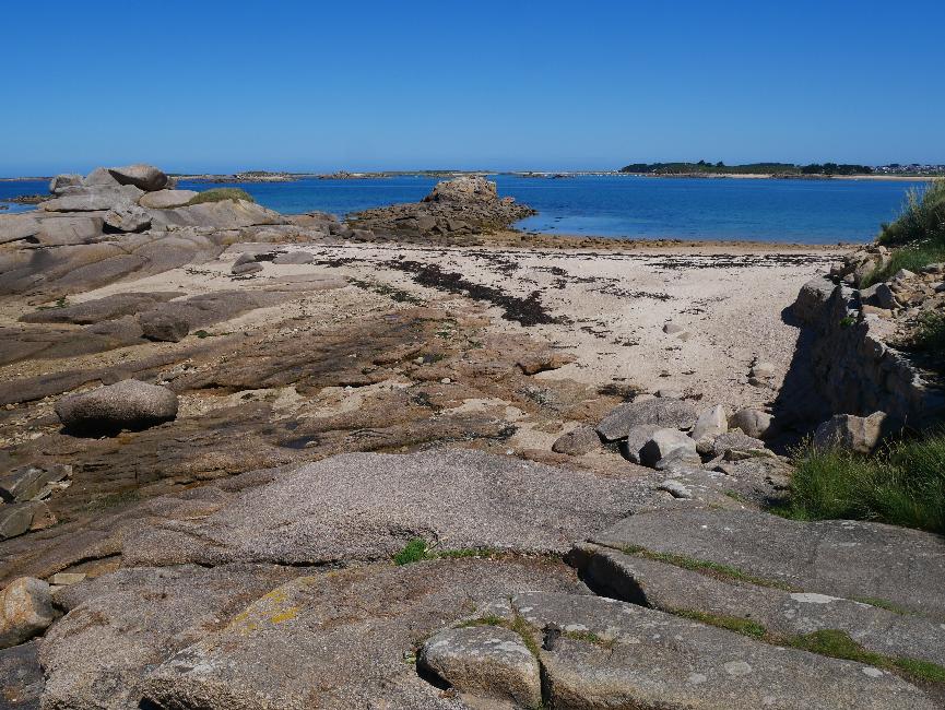 Trébeurden ; plage sous la corniche ; vue vers l'île Grande