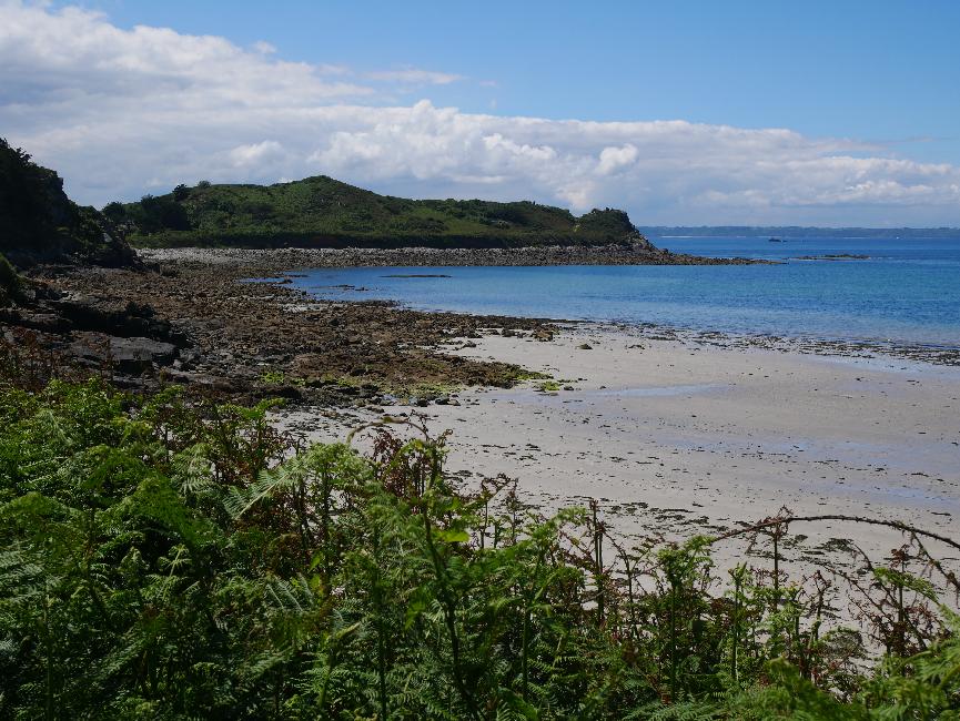 Plage de Tresmeur ; vue sur la pointe de Bihit