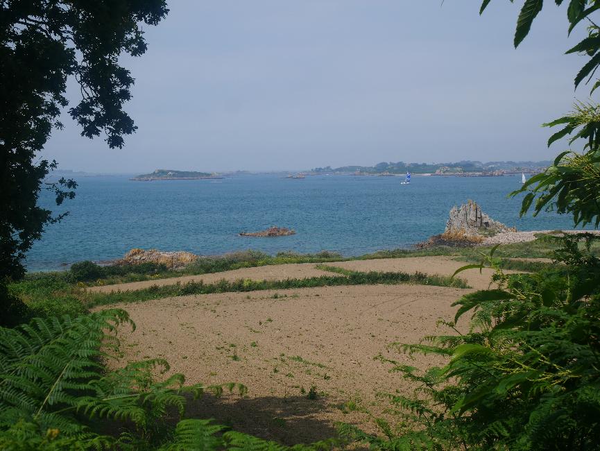 Traou Riou ; vue vers l'île de Bréhat