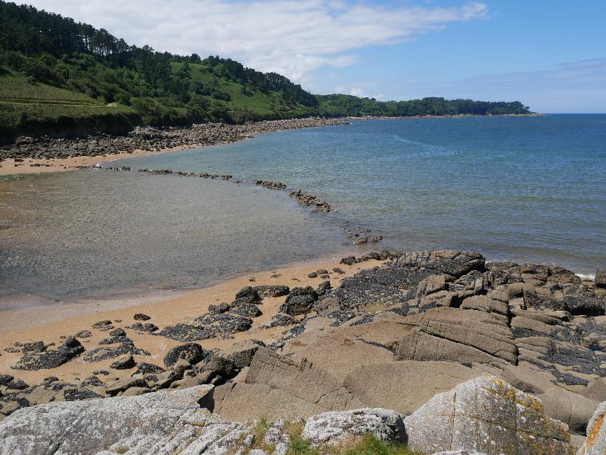 Le Yaudet ; mur du moulin à eau ; au fond, la pointe de Dourven