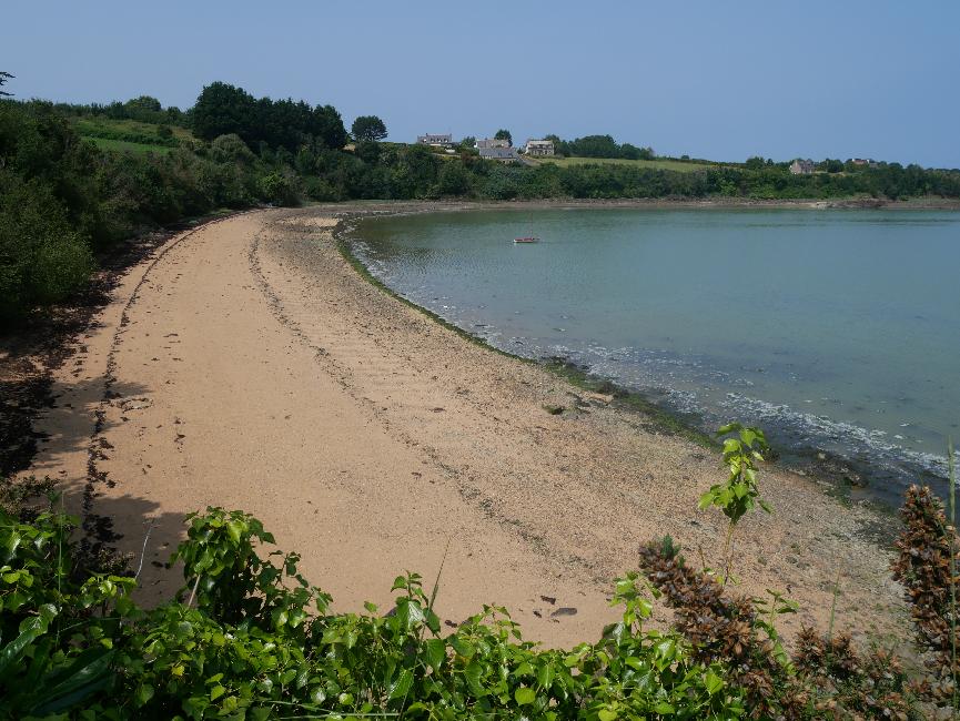 Plage sur la baie de Pommelin
