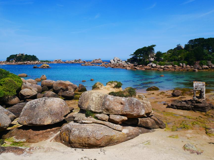 Plage de Saint-Guirec ; oratoire ; vue sur l'île de Costaérès