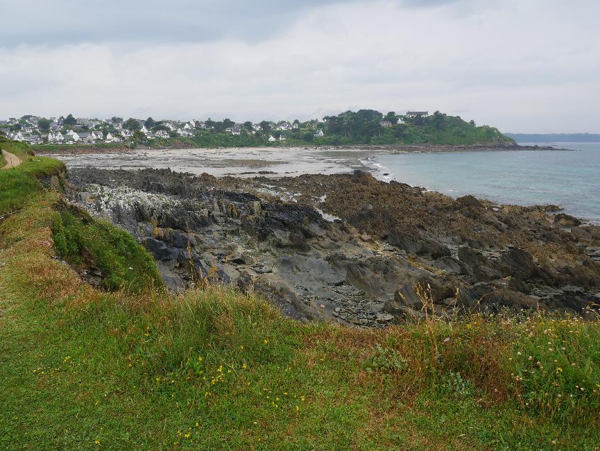 Pointe du château ; vue vers la plage de Porz Biliec