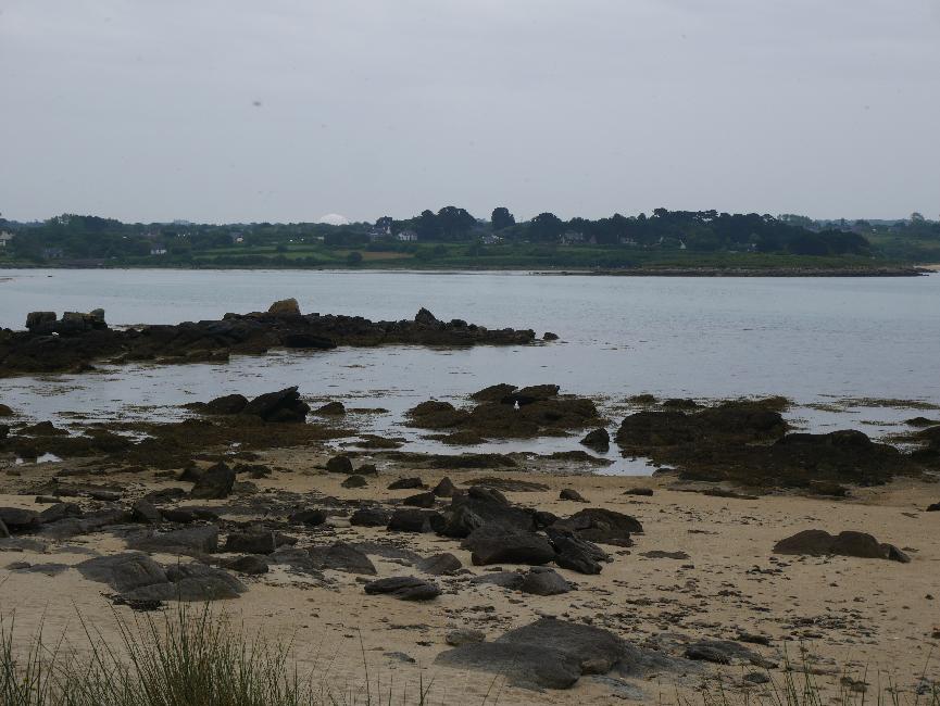 Landrellec ; on distingue le radome de Pleumeur Bodou