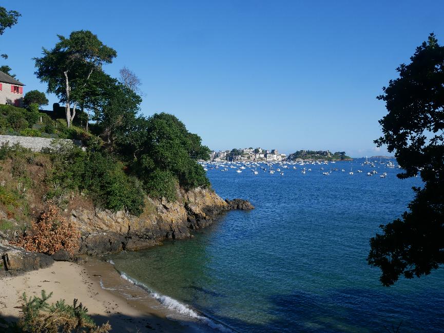 Baie du Prieuré ; vue vers Dinard et la pointe du Moulinet