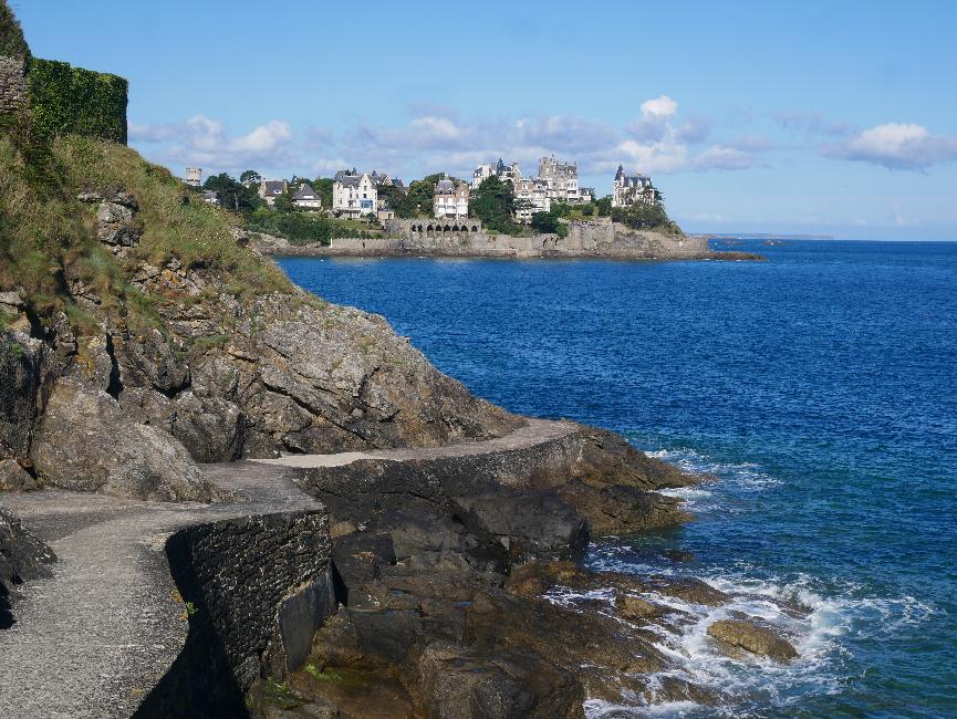 Pointe du Moulinet ; vue vers la pointe de la Malouine