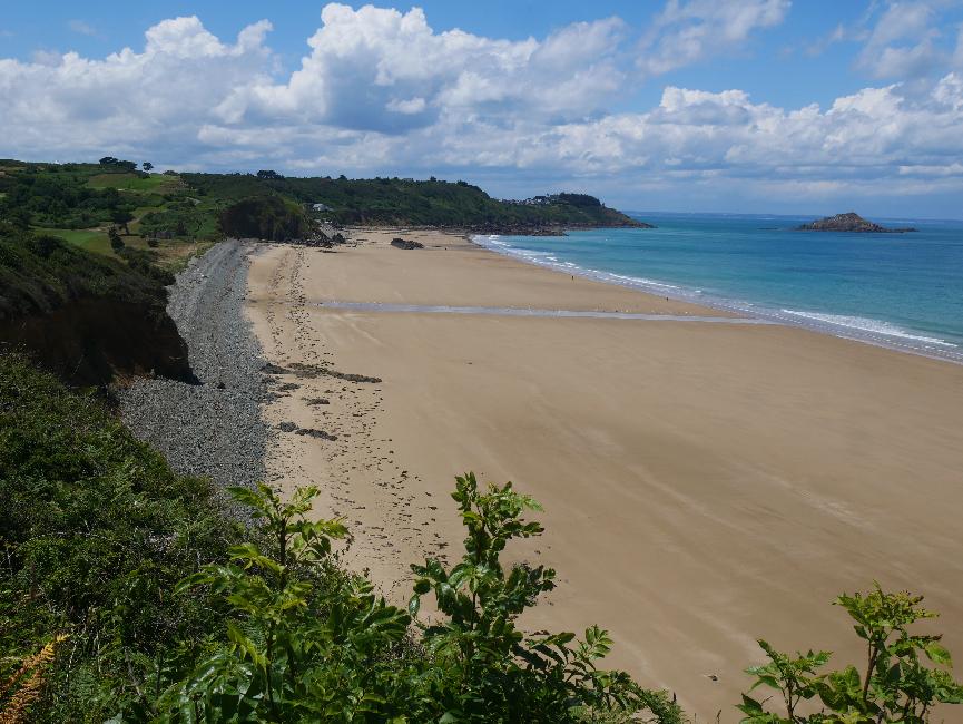 Grève de Nantois ; vue sur la pointe de Pléneuf et le Verdelet