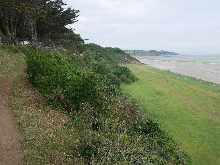 Plage de la Grandville ; au fond, la pointe des Guettes