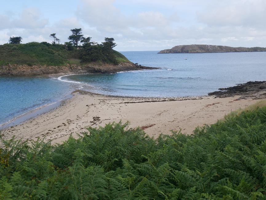 Plage du Perron ; vue vers l'île du Perron et l'île Agot