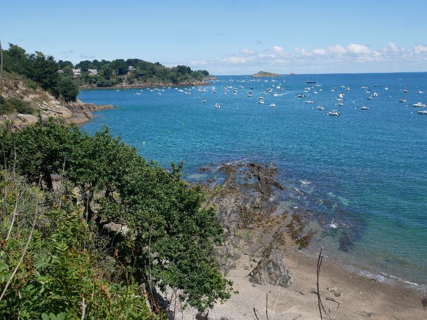 Port Briac ; vue vers la pointe de Chatry, la pointe de Barbe Brûlée, la pointe du Grouin, l'île des Landes