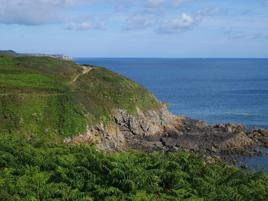 Pointe de l'Isle ; au fond, le fort Lalatte et le cap Fréhel
