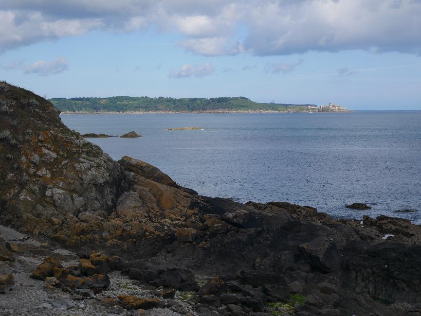 Au fond, le fort Lalatte et le cap Fréhel