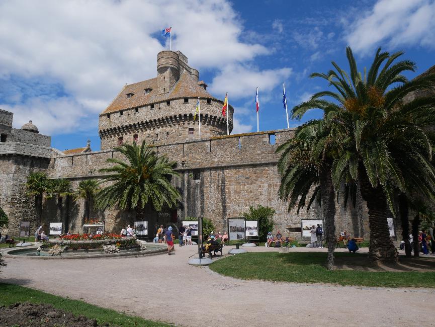 Saint-Malo ; hôtel de ville et remparts