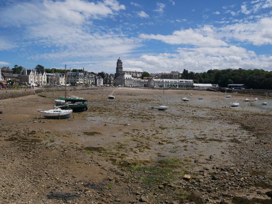 Saint-Malo ; plage et collégiale de Saint-Servan