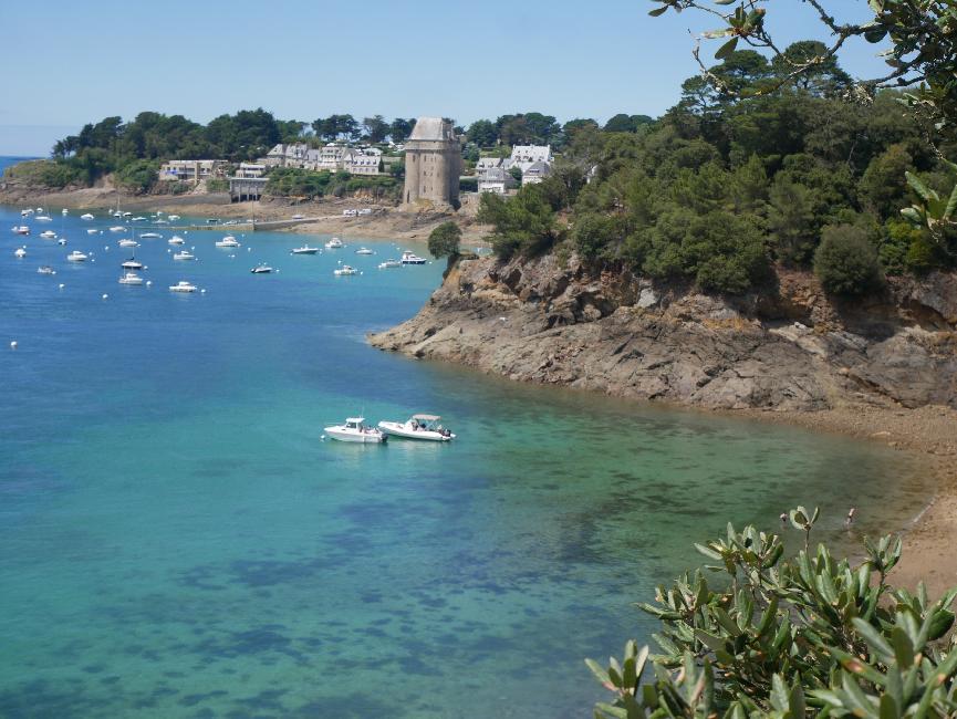 Saint-Malo ; les Corbières ; vue vers Saint-Servan et la tour Solidor