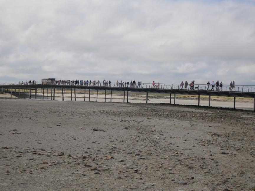 Les navettes déversent un flot de touristes sur le pont passerelle du mont-Saint-Michel