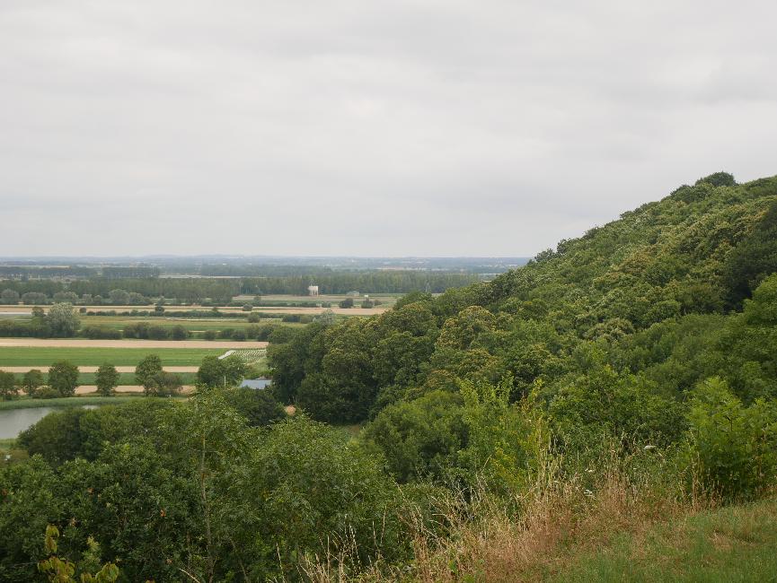 Les polders et la falaise entourant la baie, depuis Roz sur Couesnon