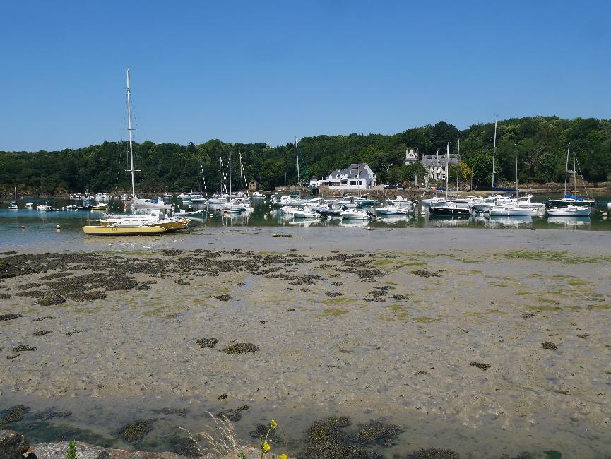Vue vers le château de Bélon