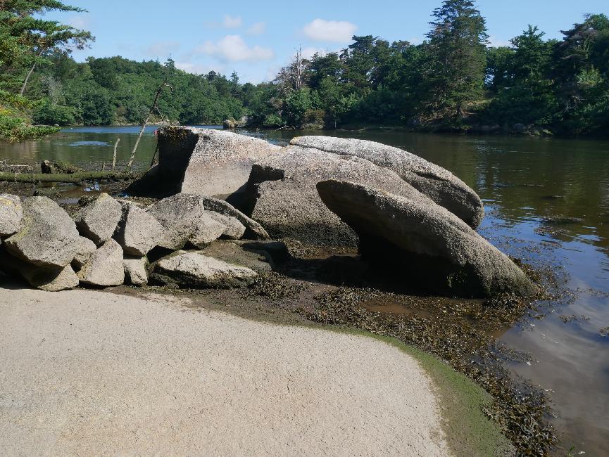 Boules de granite sur la rive