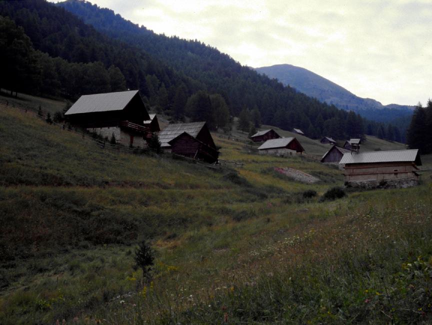 À 1841m d'altitude, les chalets d'alpage de Bramousse sont regroupés autour d'une chapelle.