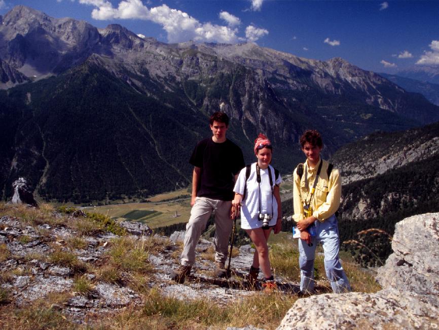 Olivier, Sophie et Bruno dominent Ceillac depuis la crête du château Jean Grossan (2371m)
