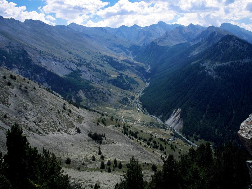 Demain, nous passerons le col des Estronques au fond de la crête de gauche