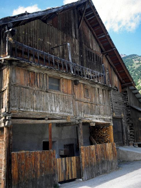 Façade en bois d'une maison de Ceillac