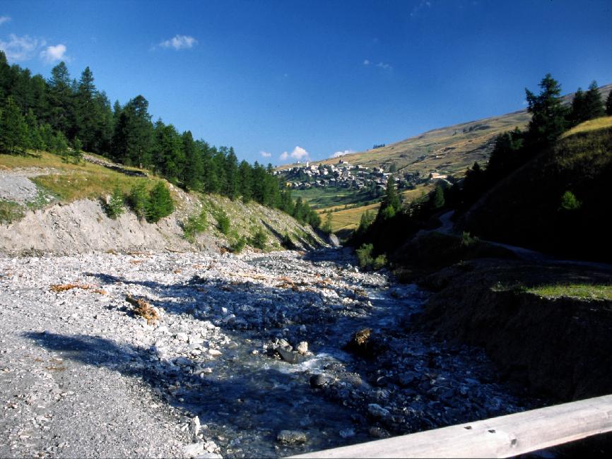 Pont sur l'Aigue Blanche ; au fond, Saint-Véran